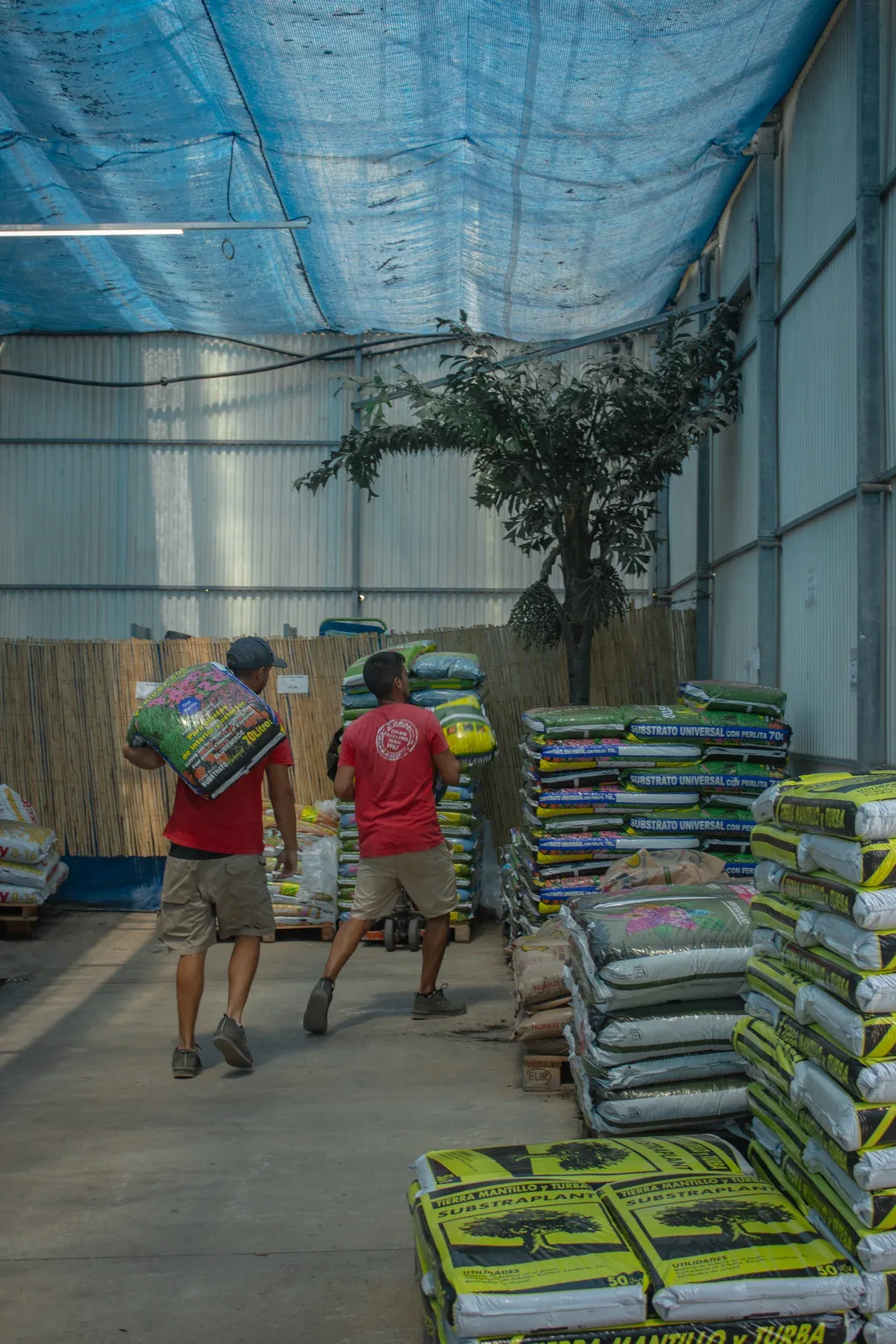 Equipo cargando sacos de substrato en Garden Center Navarro
